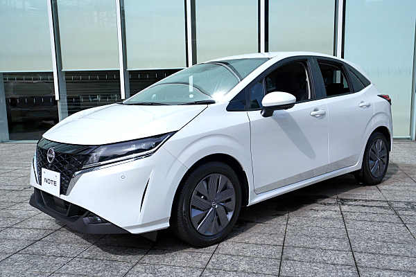 日産 ノート X ホワイト (2) Nissan Note X : White (2) | Car and
