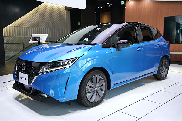 ブルー　ノート 日産 ノート X ブルー / ブラック Nissan Note X : Blue / Black | Car