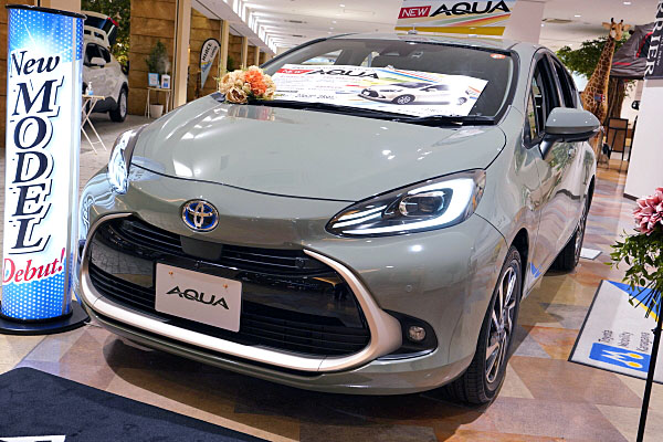 トヨタ アクア Z カーキ Toyota Aqua Z : Khaki | Car and Moto