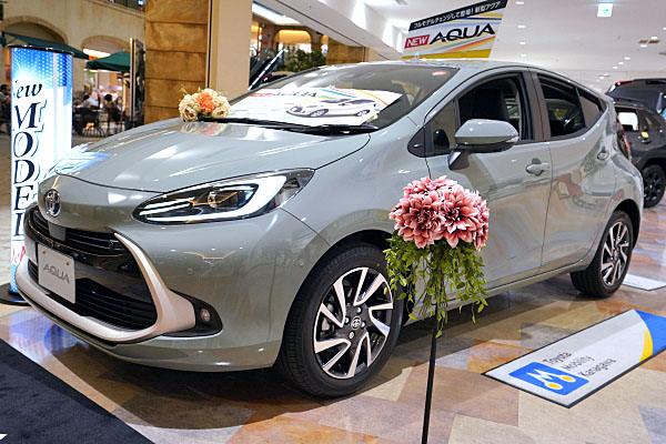 トヨタ アクア Z カーキ Toyota Aqua Z : Khaki | Car and Moto
