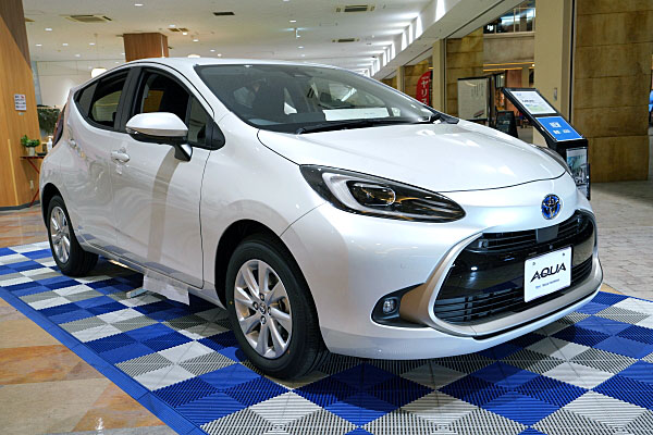 トヨタ アクア Z ホワイト Toyota Aqua Z : White | Car and Moto in Japan