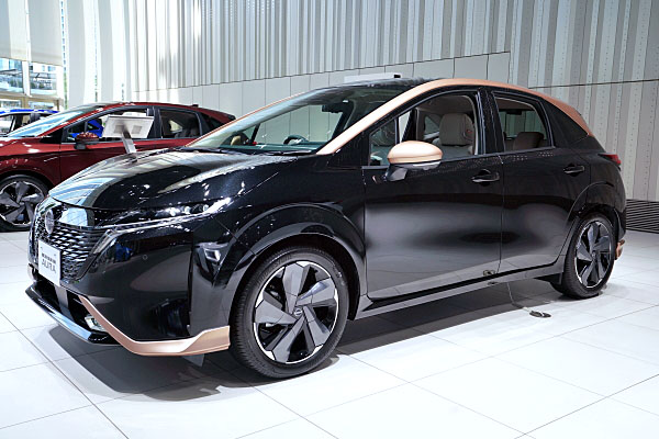 日産 オーラ G レザーエディション ブラック / カッパー (2) Nissan