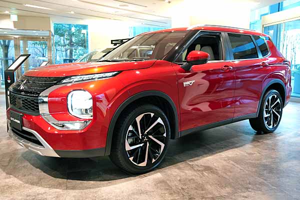 三菱　アウトランダーPHEV GN0WJAOS レッド マッドフラップ 4枚 アウトランダーPHEV（三菱）P（2022年10月）｜カタログから