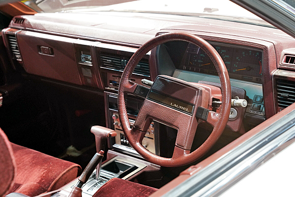 日産 ローレル 4ドア ハードトップ ターボメダリスト 1984 Nissan Laurel 4-Door Hardtop Turbo  Medalist 1984 | Car and Moto in Japan