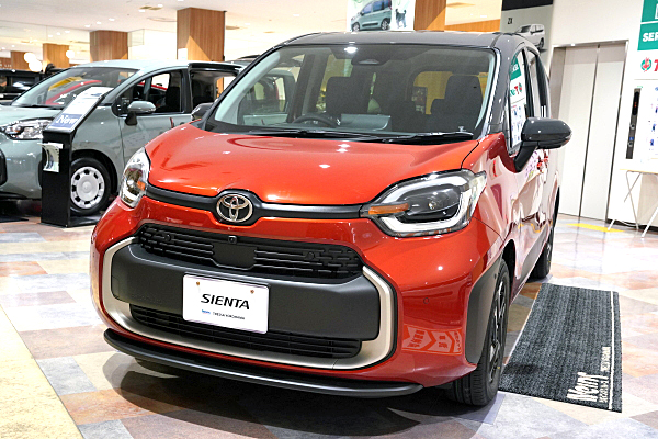 トヨタ シエンタ ハイブリッド赤 カラーサンプル1/30 トヨタ シエンタ ハイブリッド赤 カラーサンプル1/30 - メルカリ