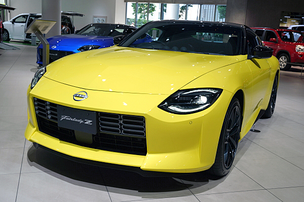 日産 フェアレディ Z バージョンST (MT) イエロー / ブラック 日産 フェアレディ Z バージョンST (MT) イエロー / ブラック