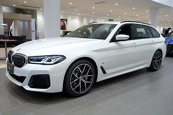 BMW 530i ツーリング Mスポーツ ホワイト BMW 530i Touring M Sport : White | Car and ...