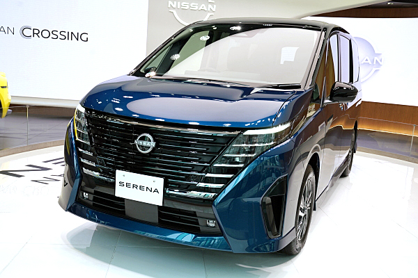 ハイウェイスター Nissan Serena e-4ORCE Highway Star V Snow Test Drive Review