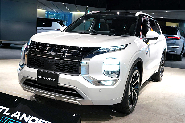 三菱 アウトランダー PHEV P 2023モデル ホワイト / ブラック
