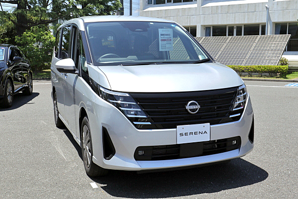 日産 セレナ XV シルバー Nissan Serena XV : Silver | Car and Moto