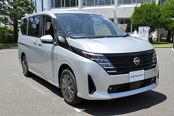日産 セレナ XV シルバー Nissan Serena XV : Silver | Car and Moto