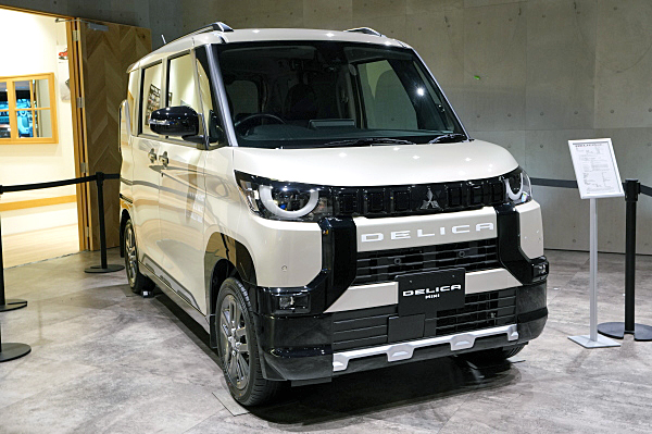 三菱 デリカミニ T プレミアム アイボリー + OP Mitsubishi