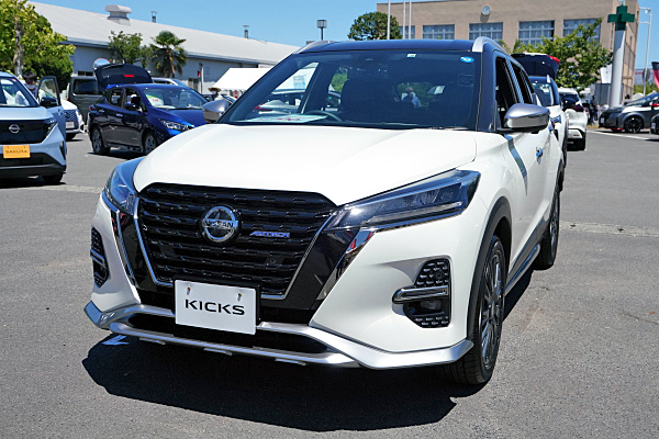 日産 キックス オーテック ホワイト / ブラック Nissan Kicks