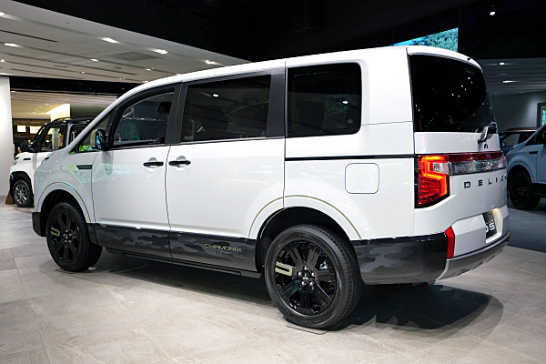 三菱 デリカ D:5 シャモニー ホワイト / ブラック Mitsubishi Delica D