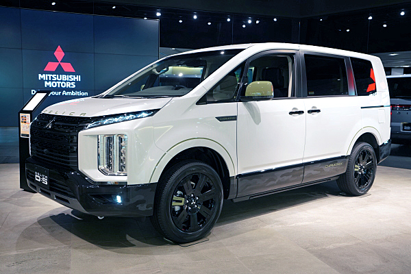 三菱 デリカ D:5 シャモニー ホワイト / ブラック Mitsubishi Delica D