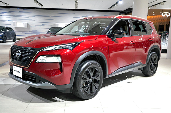 日産 エクストレイル X e-4ORCE 90周年記念車 レッド Nissan X-Trail X