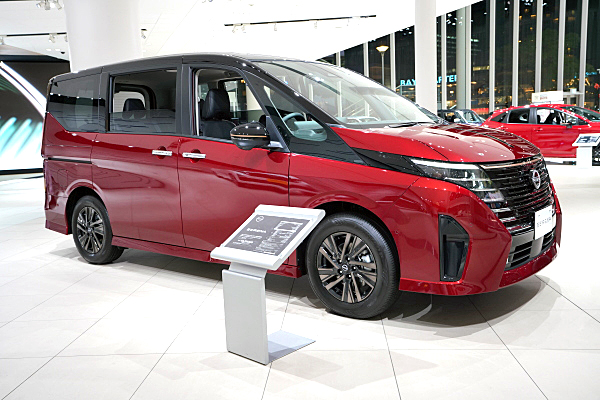 日産 セレナ eパワー ハイウェイスター V 90周年記念車 レッド