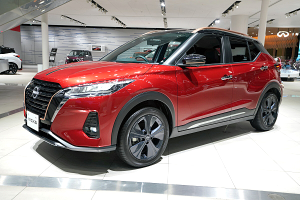 日産 キックス X FOUR 90周年記念車 レッド / ブラック Nissan Kicks X