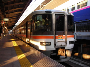 発車を待つ「東海」