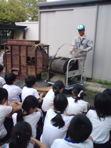 旧の脱穀機