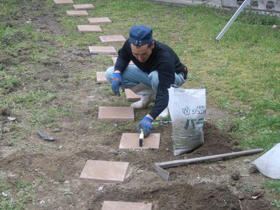 コンクリート板設置中
