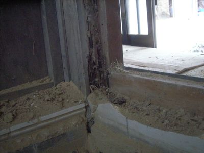こちらの重要な柱も白蟻にやられてます