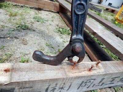 こうやって釘を掴んで引っこ抜きます