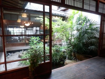 コイが泳ぐ池のある中庭