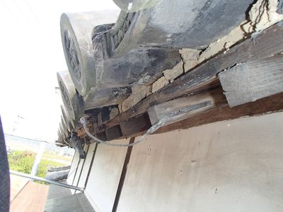 軒先土がずり落ちてきてます