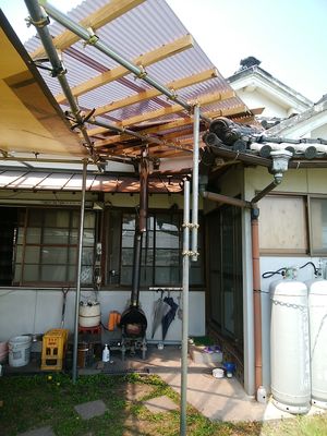 UVカット波板の屋根が付きましたー!