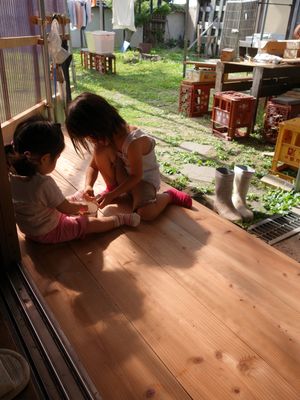 玄関で朝一のおままごと