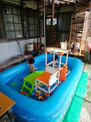 裸族プールで遊ぶ