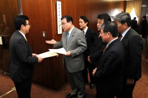 小沢環境相(左端)に申し入れる市田書記局長(左端)、仁比参院議員(同3人目)、赤嶺衆院議員(同4人目)ら=2010.03.11、国会内
