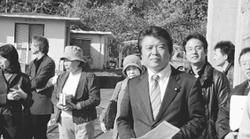 現場で住民の思いなどを聞く仁比議員(手前)=2009.12.5香川・小豆島町