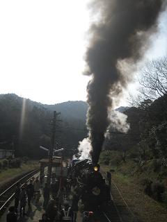 爆煙の蒸気機関車