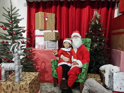 都筑区にあるイケア港北で 「サンタと一緒に写真を撮ろう」 イベント