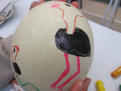 都筑区中川のハウスクエア横浜でダチョウの卵に絵を描く「エッグアート