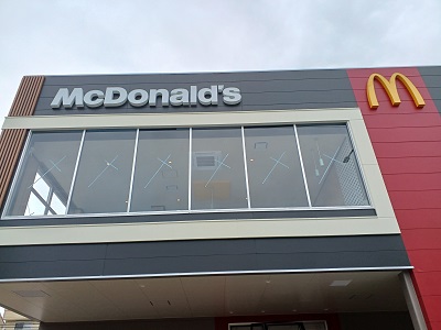 都筑区茅ヶ崎南の改装工事中の「マクドナルド港北ニュータウン店