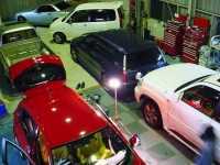 作業預かり車輌は全て室内保管です、最大5台収容可能です!