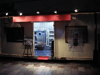 メタリックカフェ外観