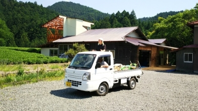 新芽を軽トラックに載せて