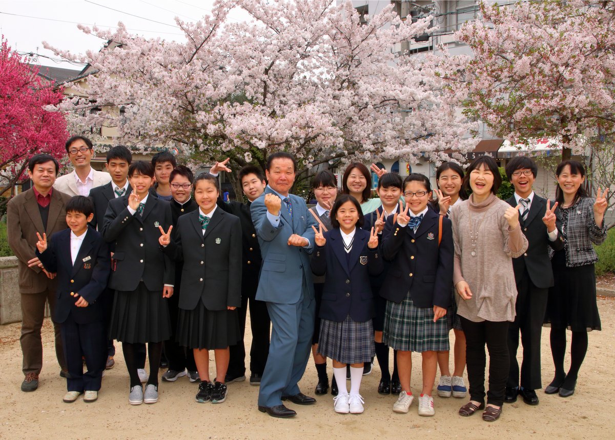 桜の前で