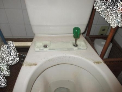 トイレ便座交換?施工途中?解体?既存の部品外し?上から固定の例.JPG