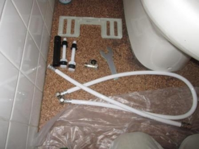 トイレ便座交換?施工途中?取付?付属部品例.JPG