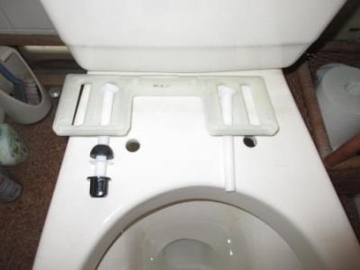 トイレ便座交換?施工途中?取付?固定部品例.JPG