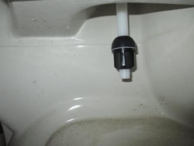 トイレ便座交換?施工途中?取付?固定部品例?裏から止める納まり例?向きの正常例.JPG