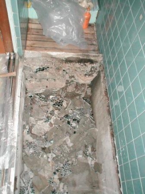 浴室床修理?途中解体途中古タイルの落とし込.JPG