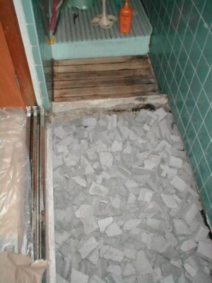 浴室床修理?途中ガラの埋め込み途中.JPG