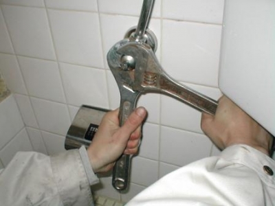 トイレ改造03水漏れレンチの負荷と反力対処.JPG