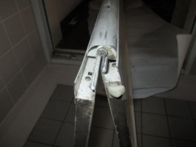 浴室ドア修理?施工途中?ずれたヒンジ.JPG